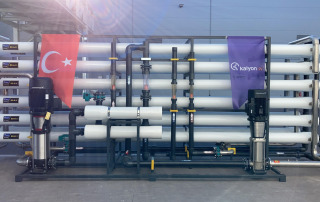 Endüstriyel ters ozmoz sistemi, suyun içerisindeki çözünmüş tuzları ve mineralleri membran teknolojisiyle ayırarak saf su üretir.