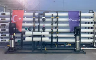Endüstriyel ters ozmoz sistemi, suyun içerisindeki çözünmüş tuzları ve mineralleri membran teknolojisiyle ayırarak saf su üretir.